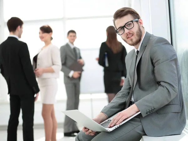 Närbild av en affärsman med en snygg laptop på knäna på t — Stockfoto
