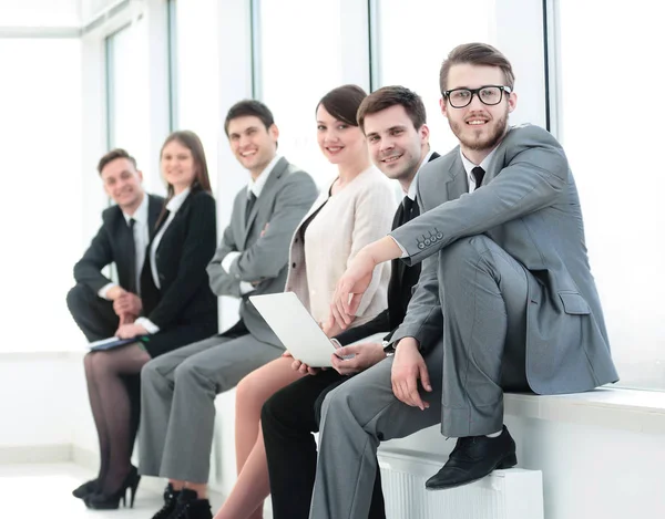 Studentengruppe auf der Fensterbank in der Loge — Stockfoto