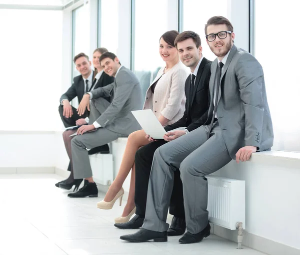 Business team zitten op de vensterbank in het nieuwe kantoor — Stockfoto