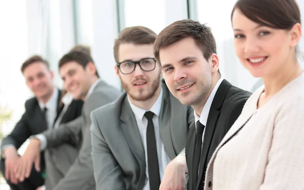 Mujer hermosa administrador y equipo de negocios en el vestíbulo de — Foto de Stock