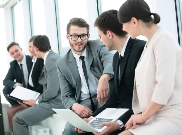 Business-team med laptop och dokument sitter i lobbyn bef — Stockfoto