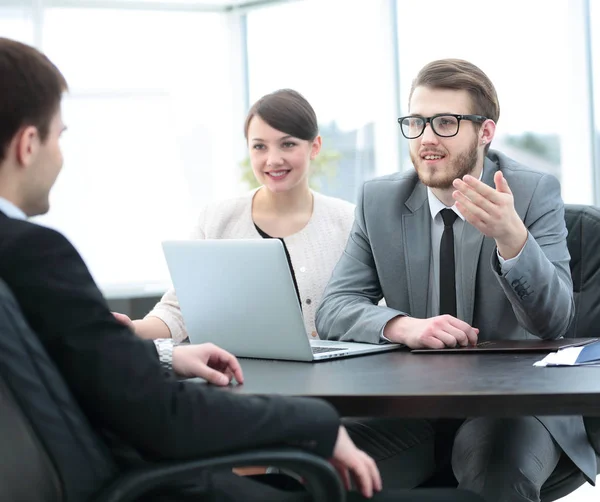 Director comercial discute temas de actualidad con las empresas — Foto de Stock