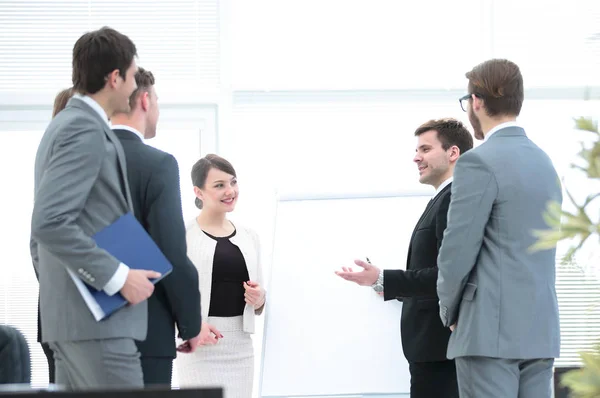 Företagets ledning diskuterar med business team, deras — Stockfoto