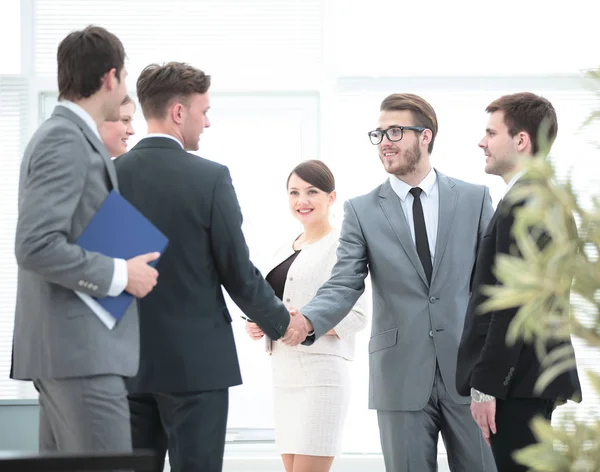 ビジネス チームは、office.a 友好的な握手で投資家を満たしています。 — ストック写真