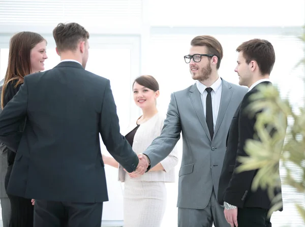Equipe de negócios encontra investidores no escritório.um aperto de mão amigável — Fotografia de Stock