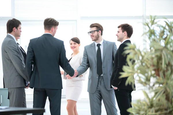 Begrüßung von Geschäftspartnern und ihren Assistenten. — Stockfoto