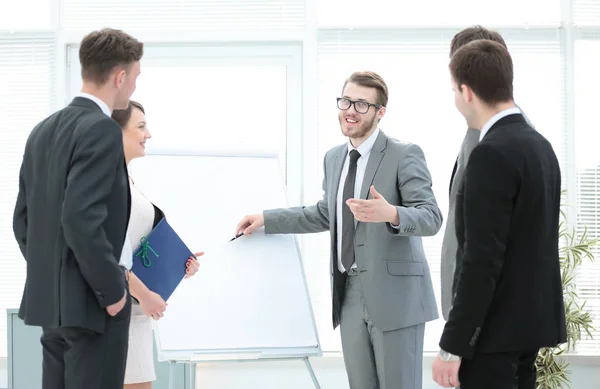 Financial consultant makes the presentation of the new business — Stock Photo, Image