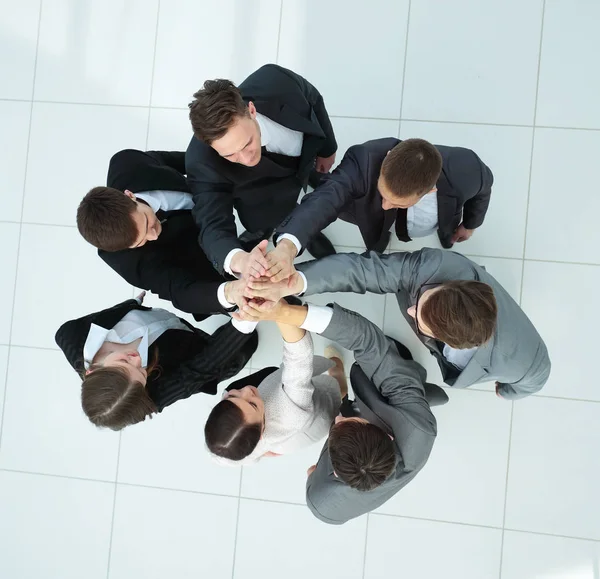 Conceito da equipe vencedora .happy equipe de negócios aumentando a sua — Fotografia de Stock