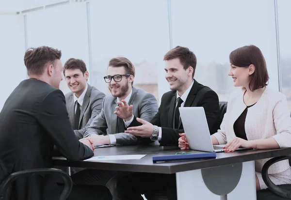 Miembros del equipo de liderazgo hablan con los inversores sobre un nuevo proyecto — Foto de Stock