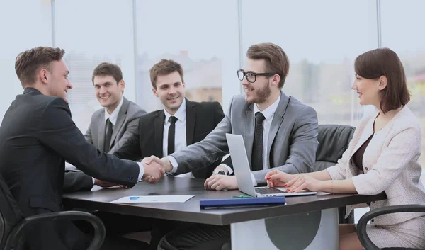 Investor shakes hands with the sales Director to sign the conclu — Stock Photo, Image