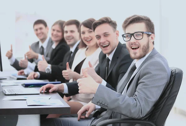 Succesvolle business team tijdens de vergadering na bespreking van nieuwe — Stockfoto
