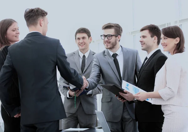 Üzleti partnerek jelenlétében üzleti csapat kezet — Stock Fotó