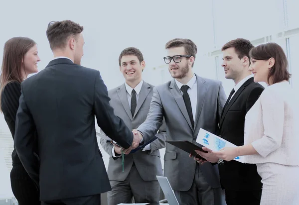 Інвестор і фінансовий директор в присутності бізнесу команда потиснути один одному руки — стокове фото