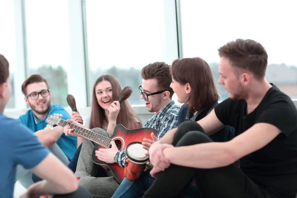 Grupo de estudiantes ensayando un número musical para el concurso — Foto de Stock