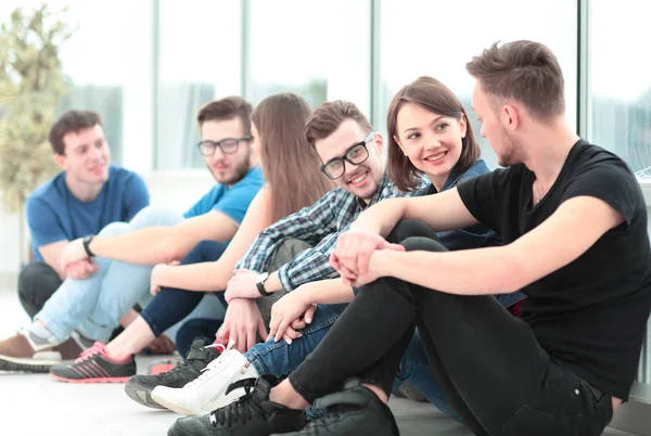 Mooi meisje universiteitsstudent met vrienden zittend op de fl — Stockfoto