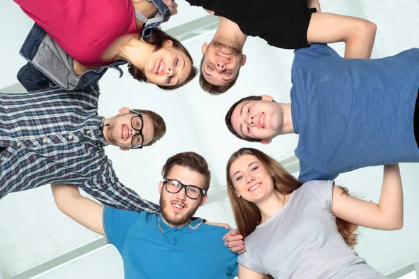 Concept van vriendschap en betrouwbaarheid: een team van studenten, wapens — Stockfoto