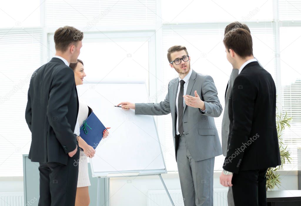financial consultant makes the presentation of the new business