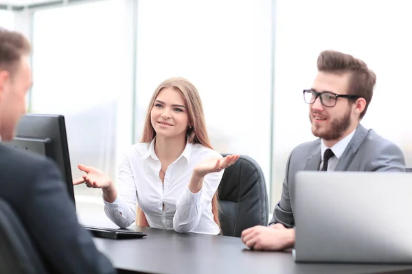 Les gens d'affaires travaillant autour de la table dans un bureau moderne — Photo