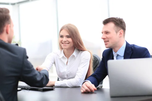 Concepto de asociación - apretón de manos de los socios comerciales — Foto de Stock