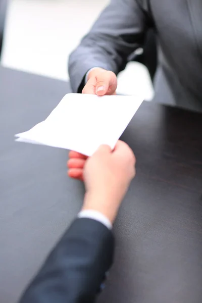 Η διαδικασία υπογραφής εγγράφων. Επιχειρηματίας, δίνοντας του coll — Φωτογραφία Αρχείου