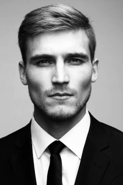 Başarılı bir yakışıklı busin siyah-beyaza yakın çekim portresi