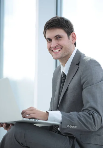 Glücklicher junger Geschäftsmann arbeitet im modernen Büro am Computer — Stockfoto