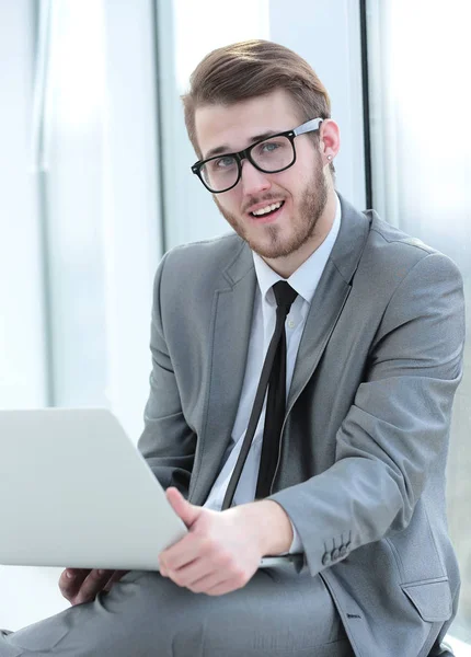 Hübsche lächelnde selbstbewusste Geschäftsmann Porträt — Stockfoto