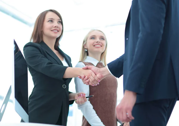 Dos personas de negocios dándose la mano y mirándose entre sí con — Foto de Stock