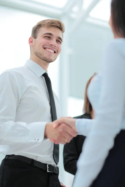Business handshake. Dwóch ludzi biznesu, drżenie rąk w biurze. — Zdjęcie stockowe
