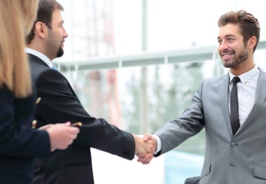 İş adamları el sıkışıyor, toplantıyı bitiriyor.