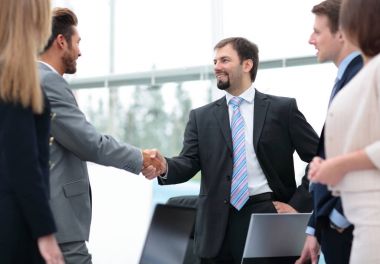 İş adamları el sıkışıyor, toplantıyı bitiriyor.