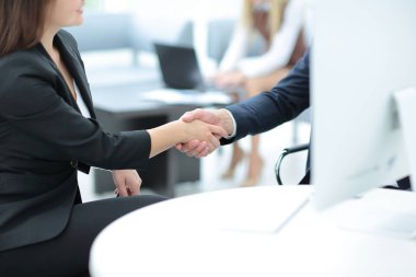 Ofiste birbirleri ile el sıkışan iki iş adamları