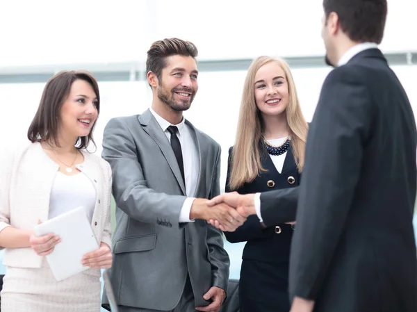 Dos personas de negocios estrechando la mano en la reunión de negocios con t — Foto de Stock