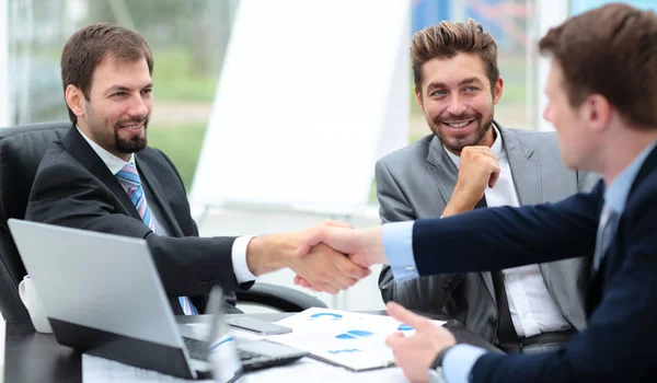 Dois empresários apertando as mãos na reunião de negócios com t — Fotografia de Stock