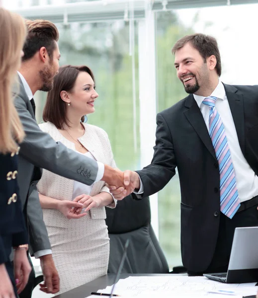 Dos personas de negocios dándose la mano y mirándose entre sí con — Foto de Stock