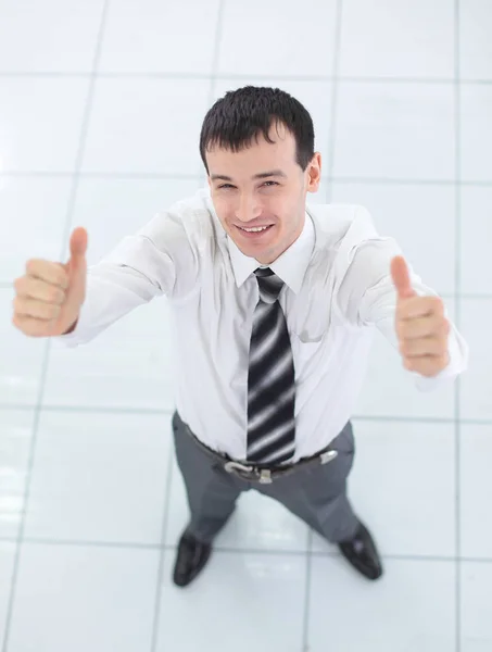 Feliz hombre de mediana edad de pie sobre un fondo blanco aislado — Foto de Stock