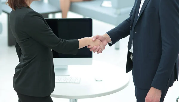 Dois empresários a apertar a mão um do outro no escritório — Fotografia de Stock
