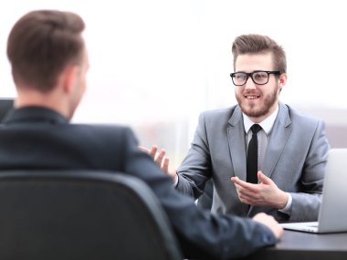 Kapalı bir modern belgeleri tartışırken iki başarılı iş adamı