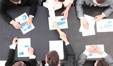 İş adamları iş başında. İki iş adamları resmi kıyafeti Şeki