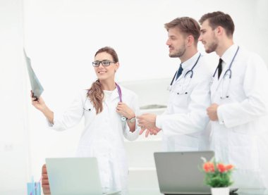 Birlikte çalışan doktor ve smili gülümseyen bir grup portresi