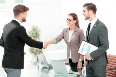 Modern bir ofiste iş adamları arasında karşılıklı