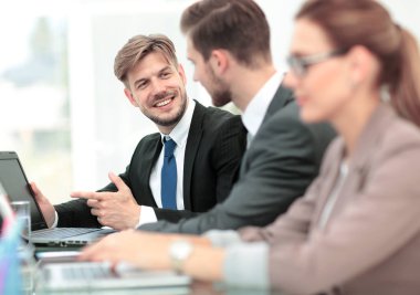 Çalışma süreci, modern ofiste çalışan iş ekibi.