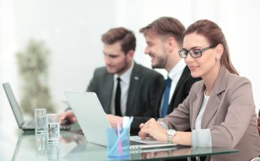Modern bir ofiste çalışan bir genç iş takımının fotoğraf