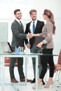 Modern bir ofiste iş adamları arasında karşılıklı