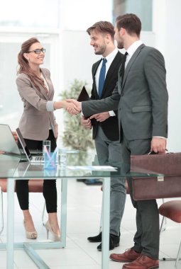 Modern bir ofiste iş adamları arasında karşılıklı
