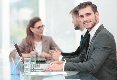 Çalışma süreci, modern ofiste çalışan iş ekibi.