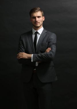 Siyah silah cr ile izole yakışıklı başarılı iş adamı