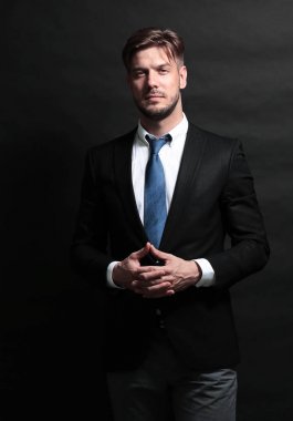 Siyah silah ile izole yakışıklı iş adamı geçti