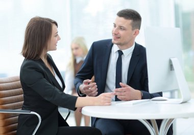 İş adamları iş başında. İki iş adamları resmi kıyafeti raporlarınızı içinde