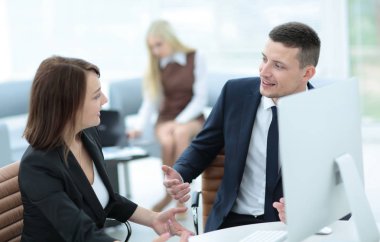 Bir modern belgeleri tartışırken iki başarılı iş adamları